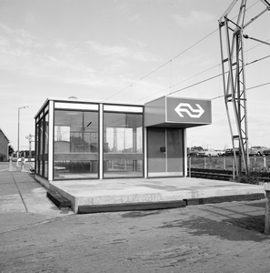 881994 Gezicht op het plaatskaartenkantoor van het N.S.-station Hoek van Holland Strand te Hoek van Holland.